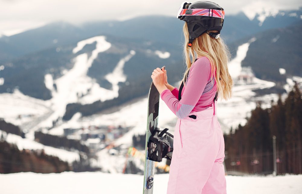 Attrezzatura e abbigliamento essenziale per una donna che va a sciare